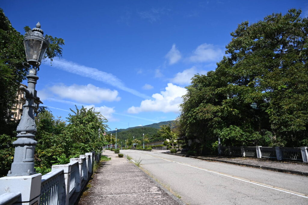 湯涌温泉へ続く道