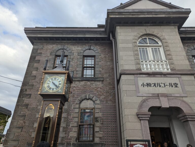 小樽オルゴール堂 本館｜約3,200種類のオルゴールと世界最大級の蒸気時計が見どころ