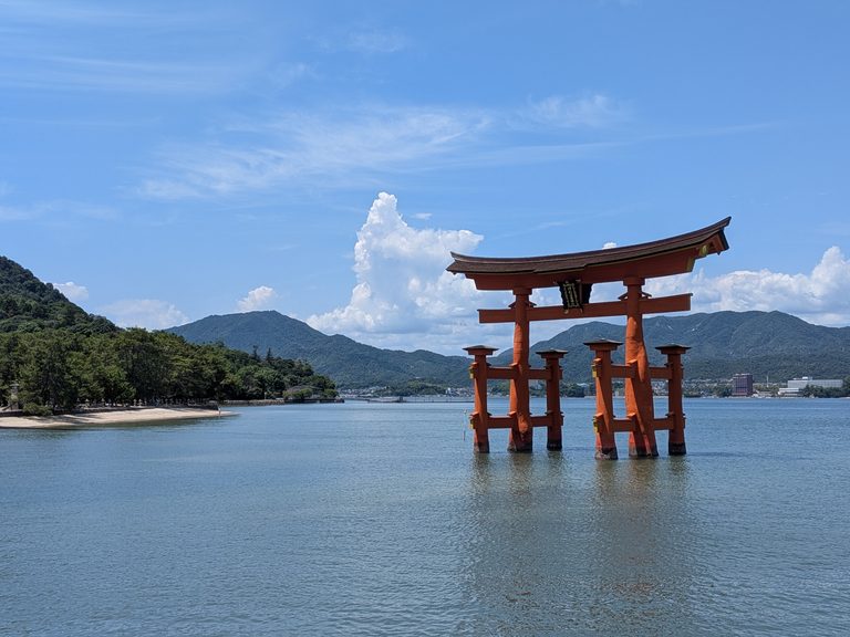厳島神社の歴史とは？創建から平清盛による造営、世界遺産登録までを解説