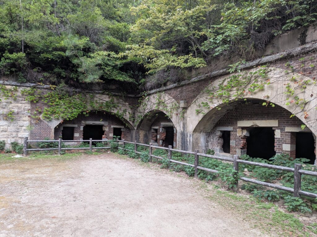 煉瓦造りのアーチが連なる砲台跡の遺構
