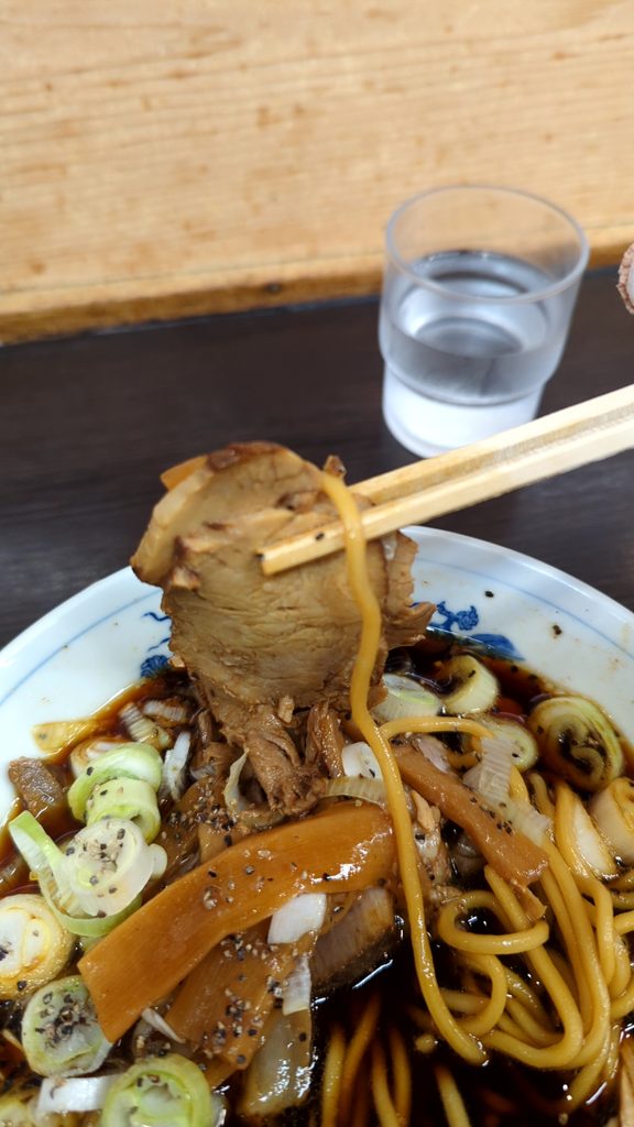 西町大喜の中華そばの手切りチャーシューとメンマ