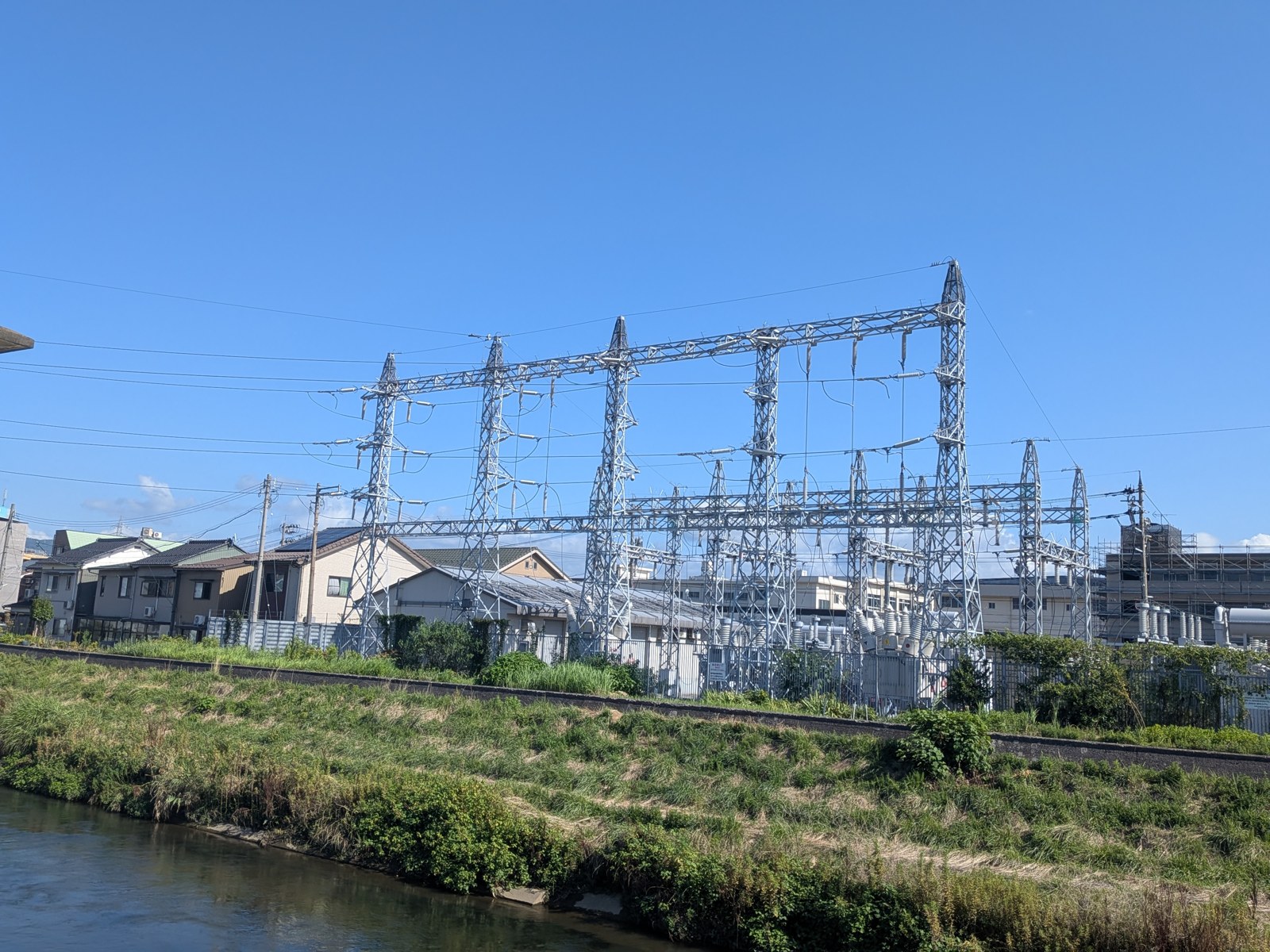 荒川沿いに立ち並ぶ送電鉄塔