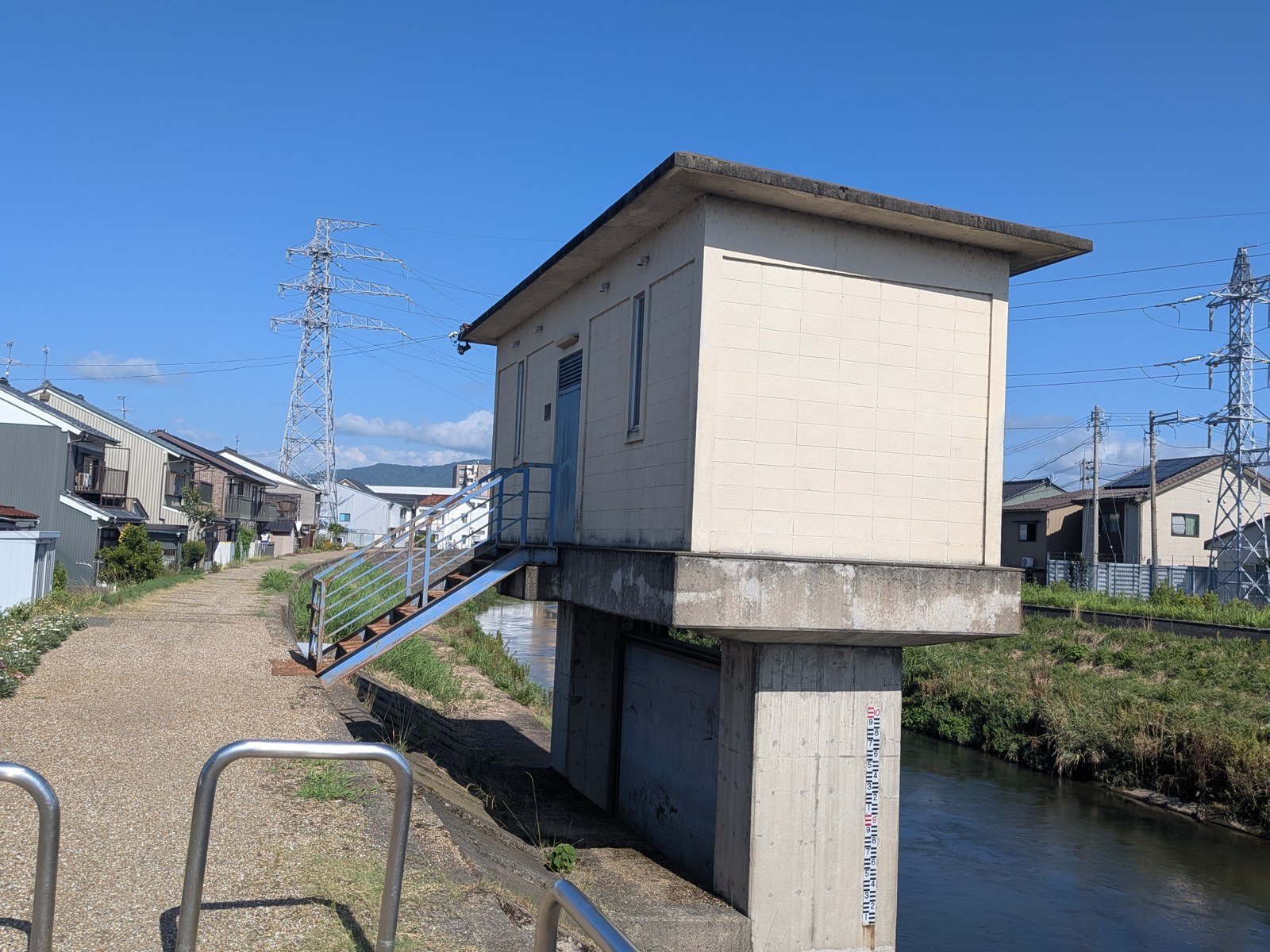 川面に張り出す水門の建屋