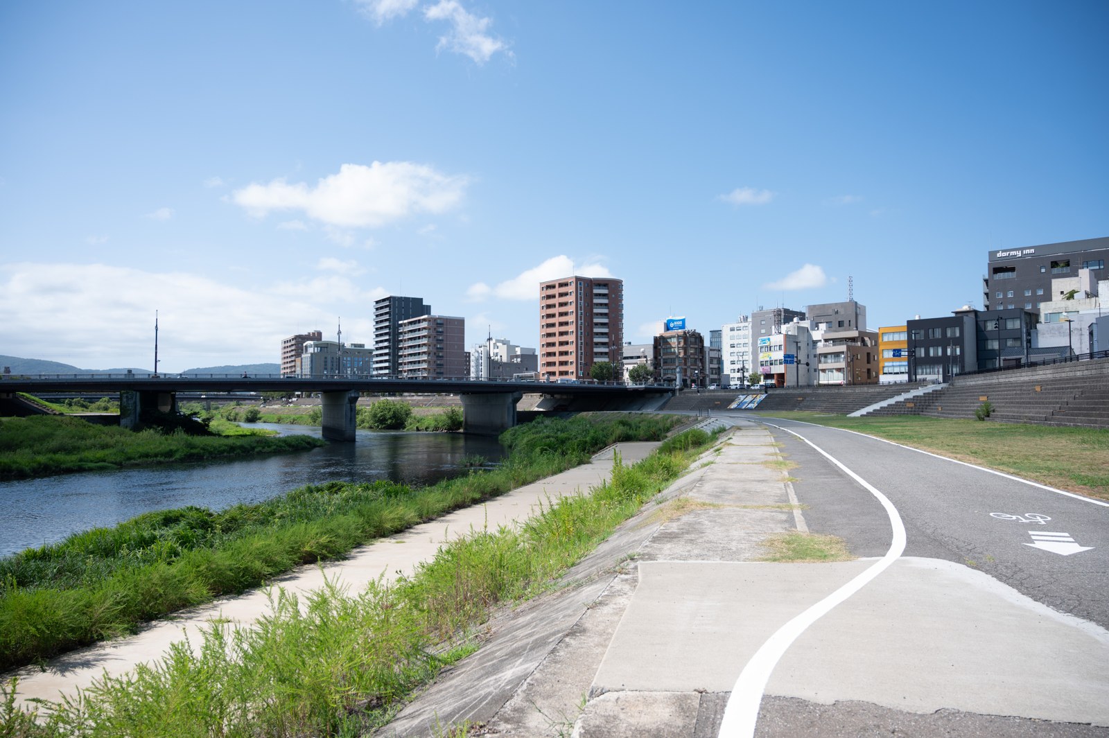 足羽川越しに望む福井市街地