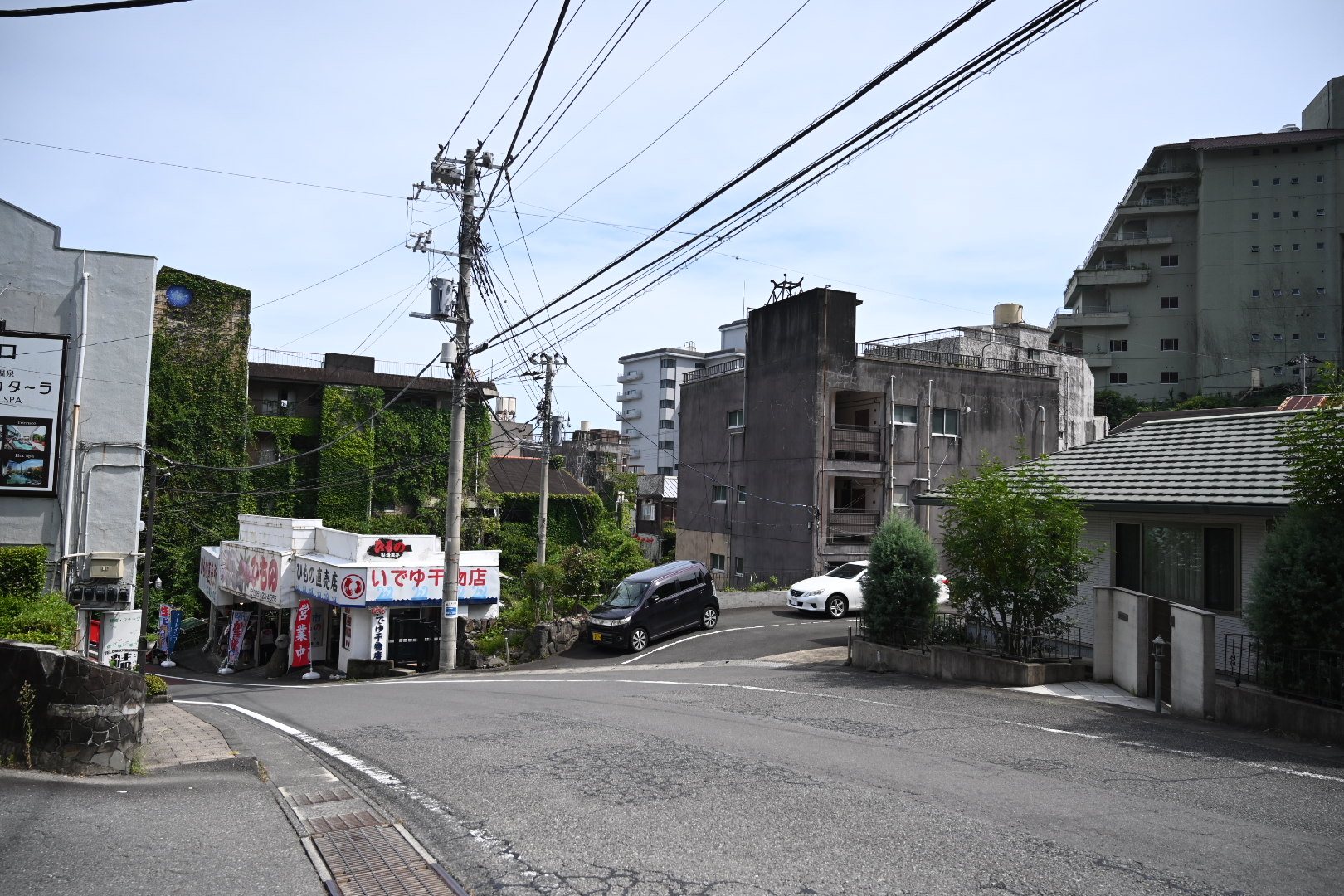 熱川温泉の坂道の交差点と、角にあるひもの直売店