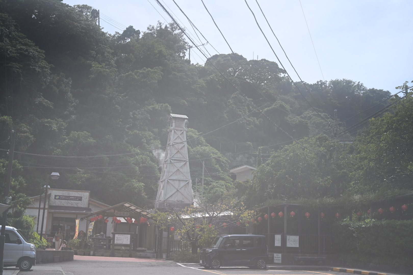 伊豆熱川駅前の通りから見た熱川湯の華ぱぁ~くの温泉やぐら