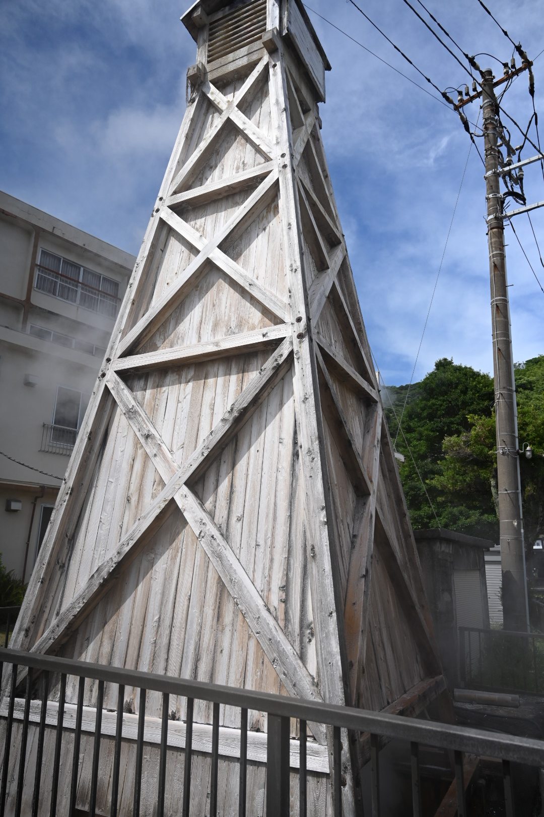 熱川湯の華ぱぁ~くの木造の温泉やぐらを足元から見上げたところ