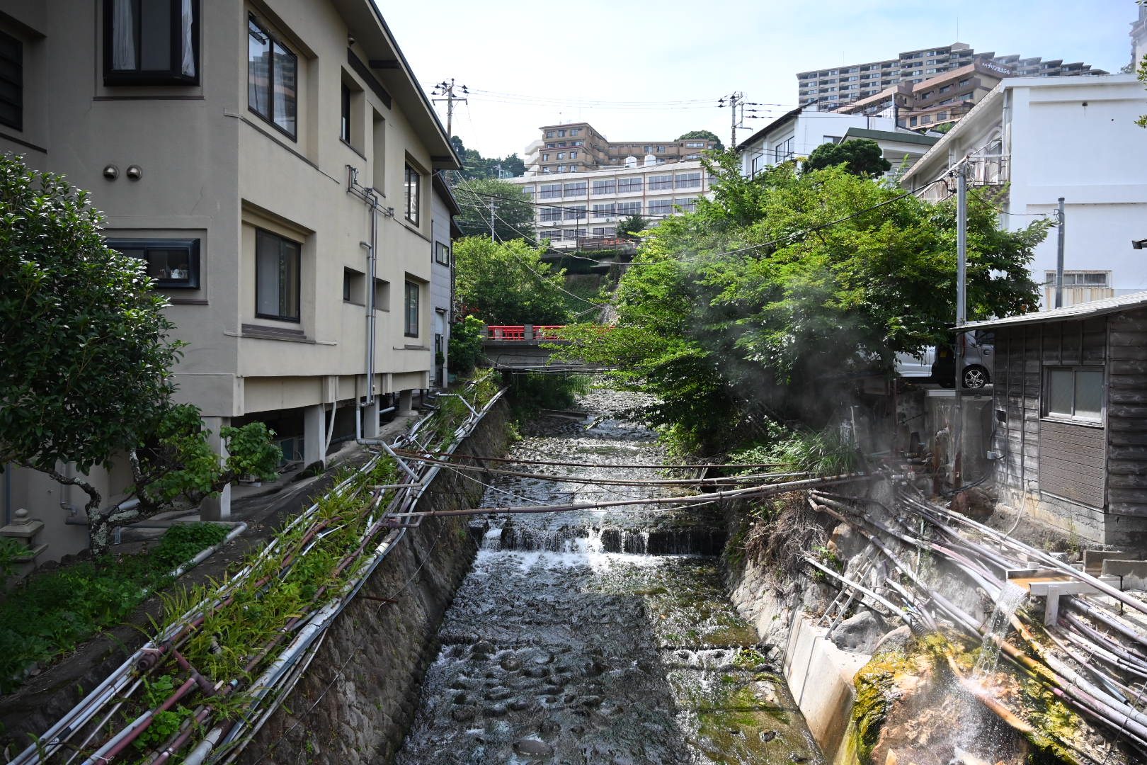 熱川温泉の街を流れる川と、両岸を走る何本もの温泉の配管