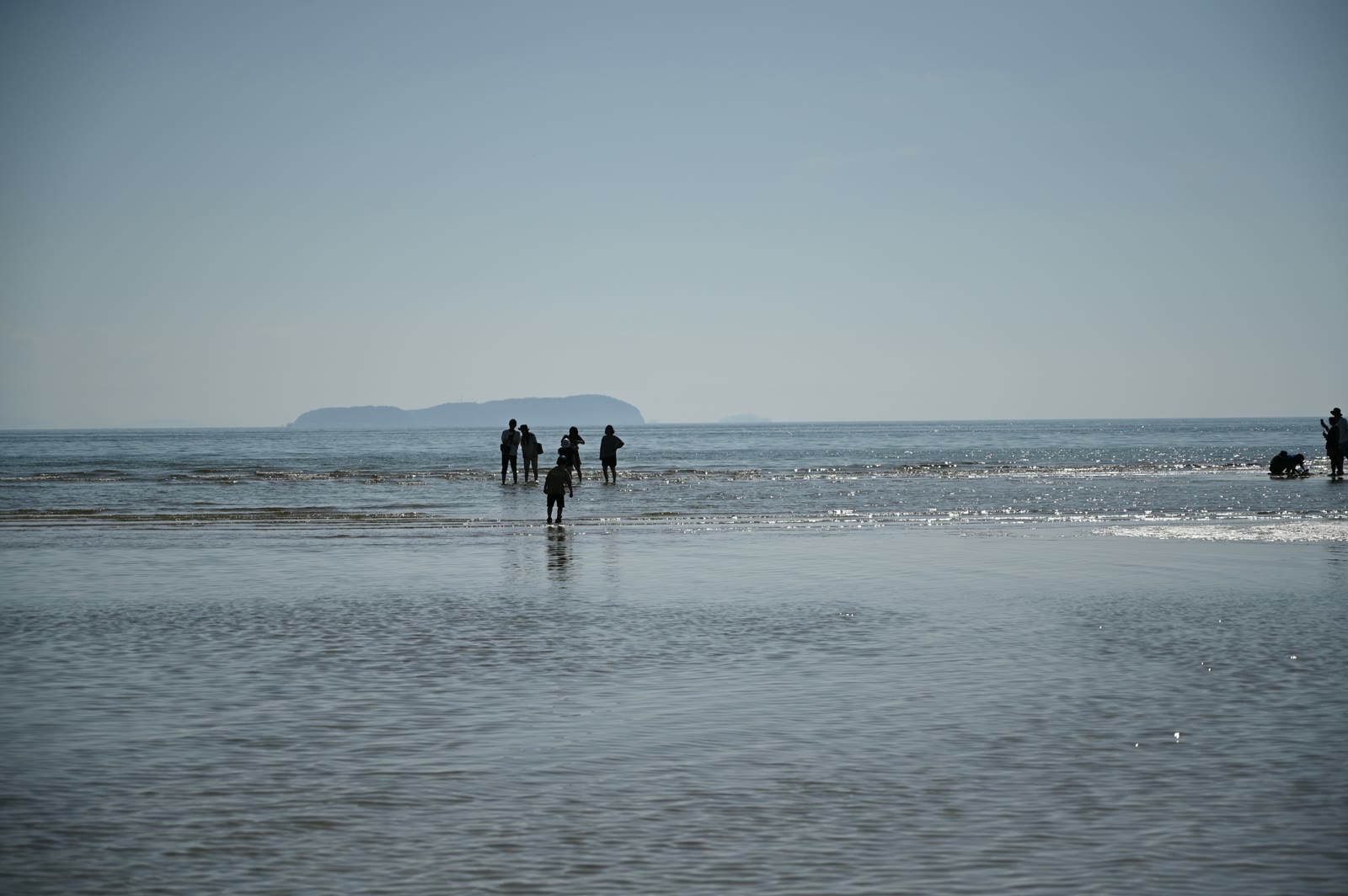 潮が引いた父母ヶ浜。遠浅の海と、沖を歩く人たち
