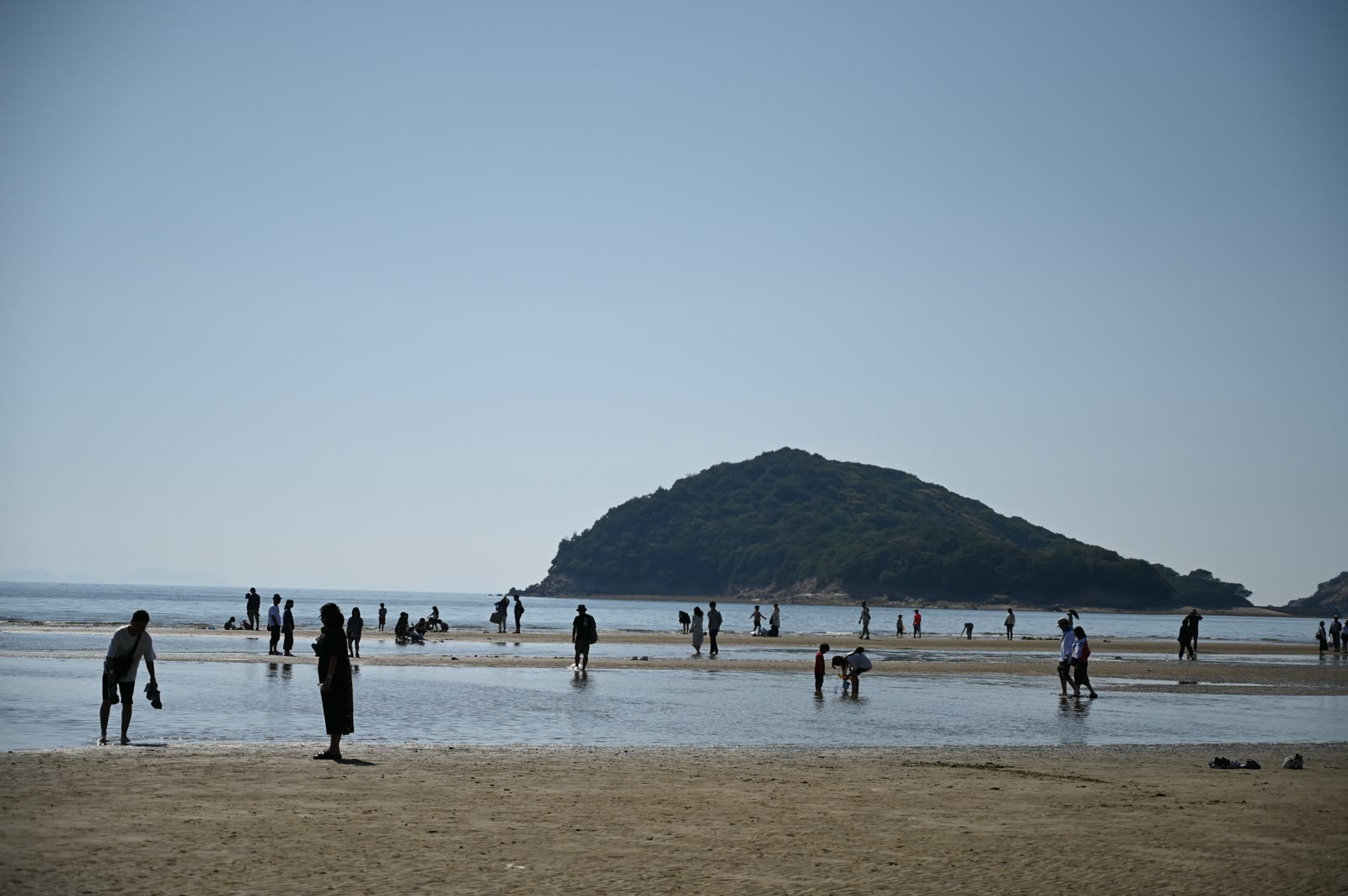 父母ヶ浜の遠浅の海と、沖に見える丸い形の小さな島