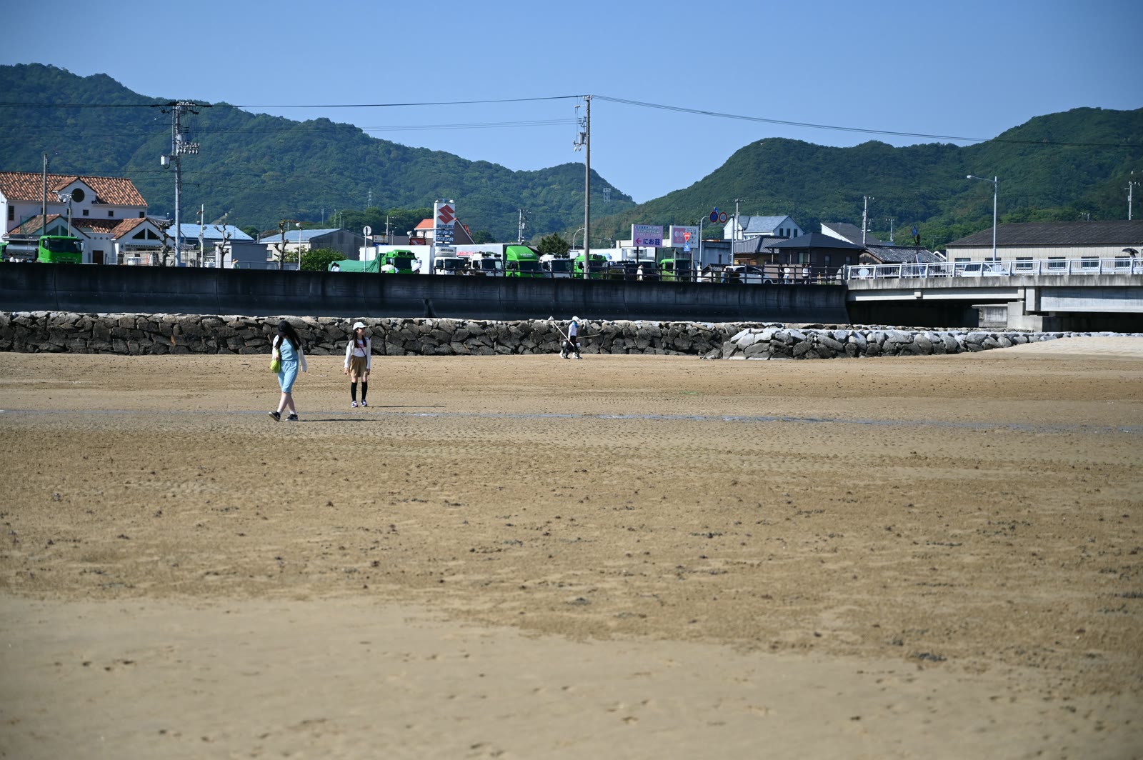 父母ヶ浜の砂浜と、海岸沿いの仁尾の町並み、後ろの山