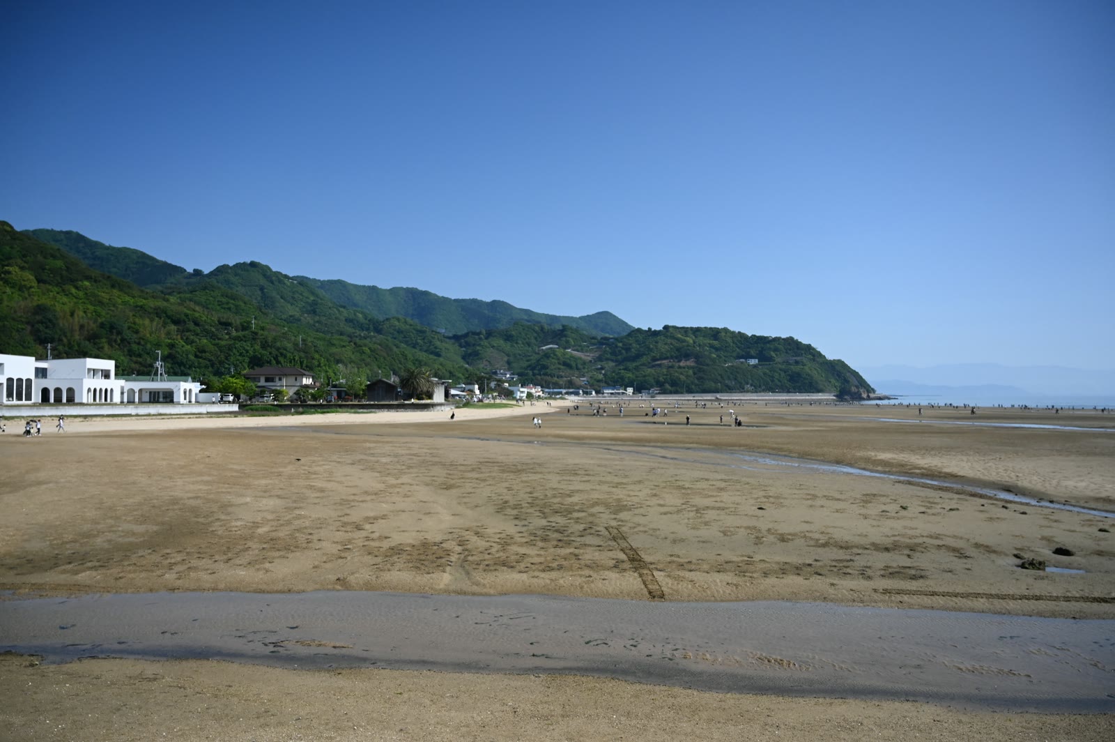 父母ヶ浜の広い砂浜と、海に向かって続く緑の山