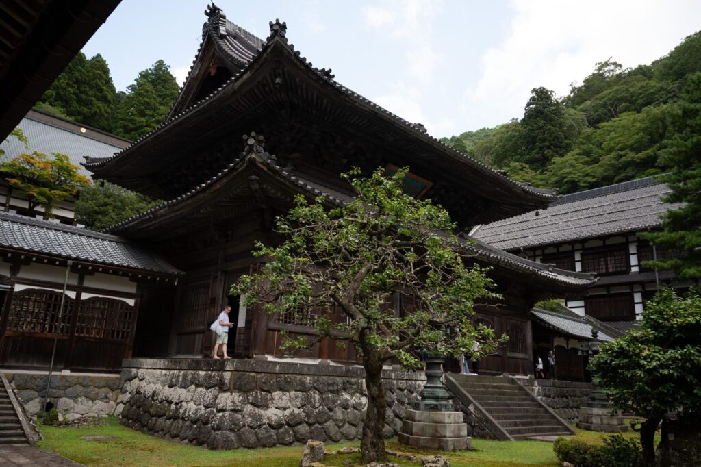 回廊に囲まれた中庭に建つ重層の堂宇