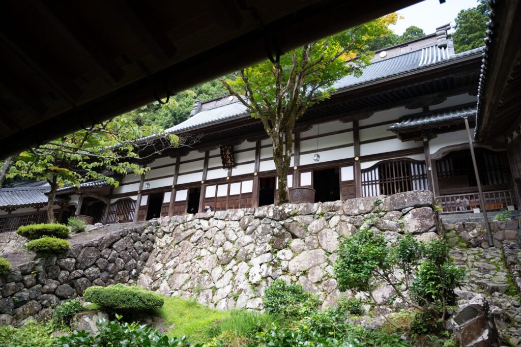 石垣の上に堂宇が建ち並ぶ永平寺の境内
