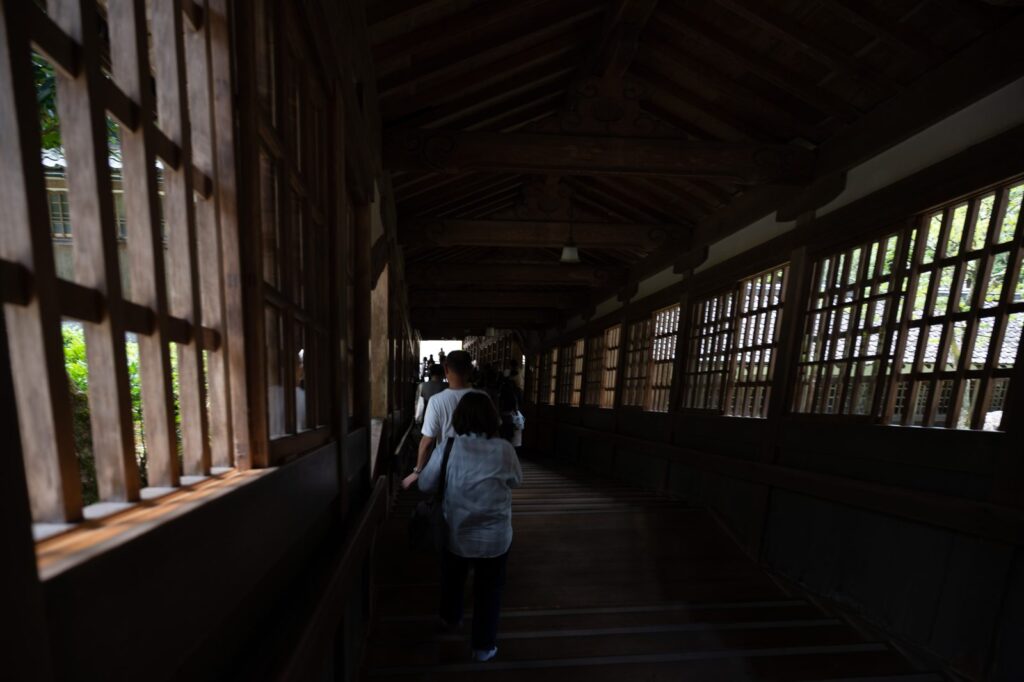 七堂伽藍を結ぶ回廊。階段状の廊下を上り下りしながら参拝します