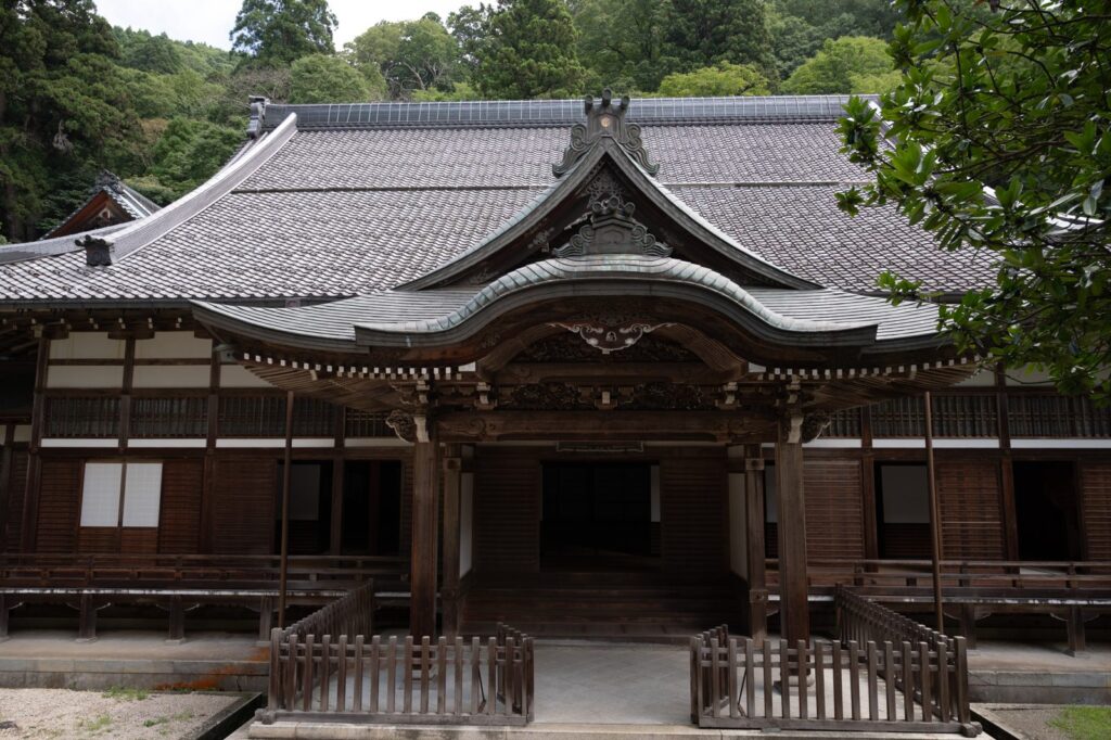 唐破風の玄関が美しい堂宇。境内には江戸〜昭和に再建された建物が並びます