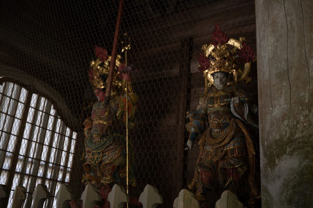 永平寺の山門に安置された四天王像