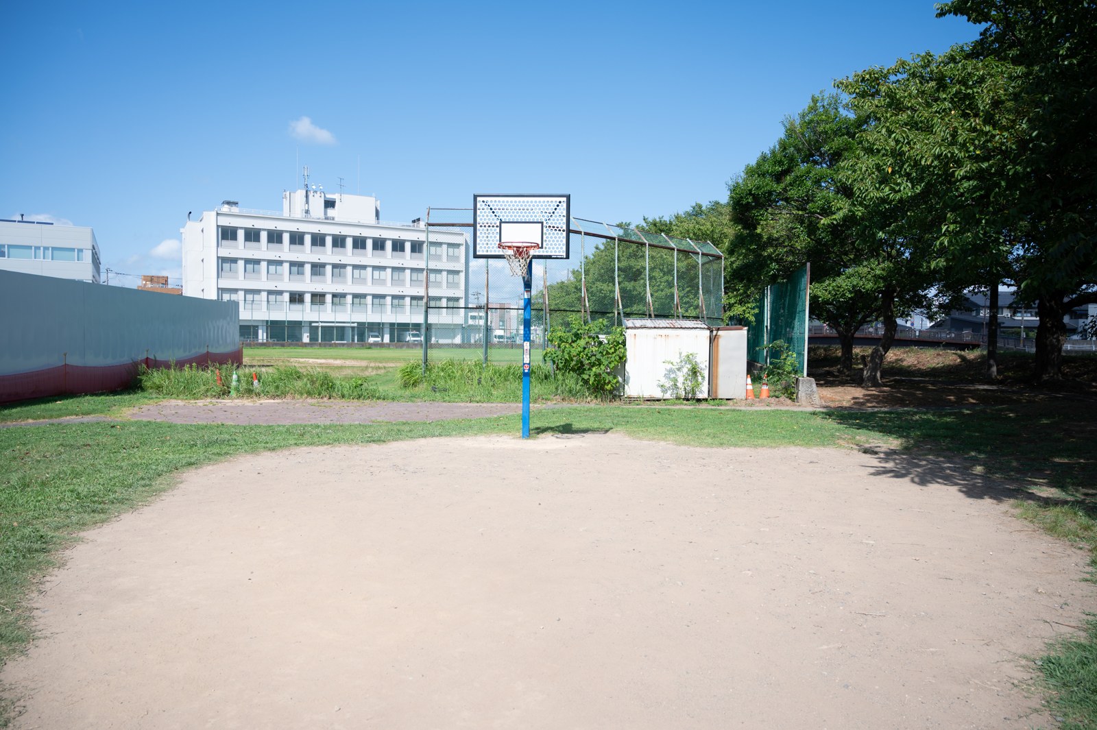 東公園のバスケットコート全景