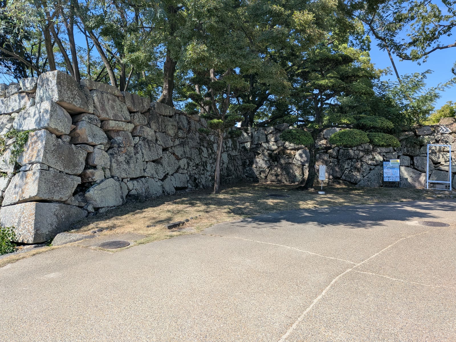 広島城の石垣と木々