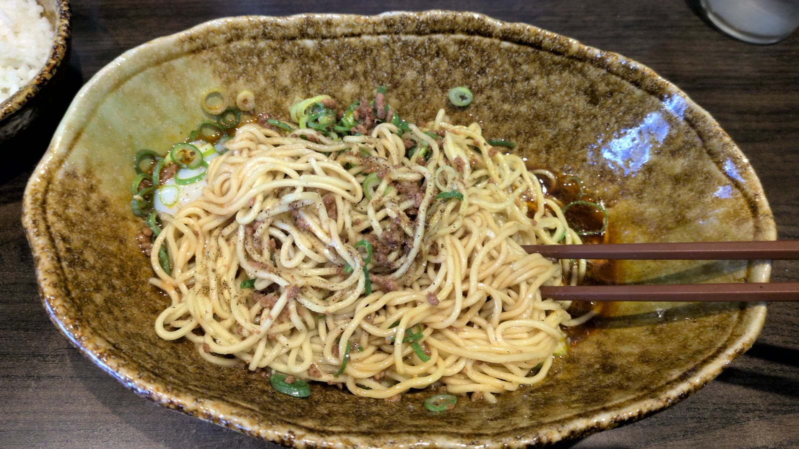 たれとよく混ぜた汁なし担担麺