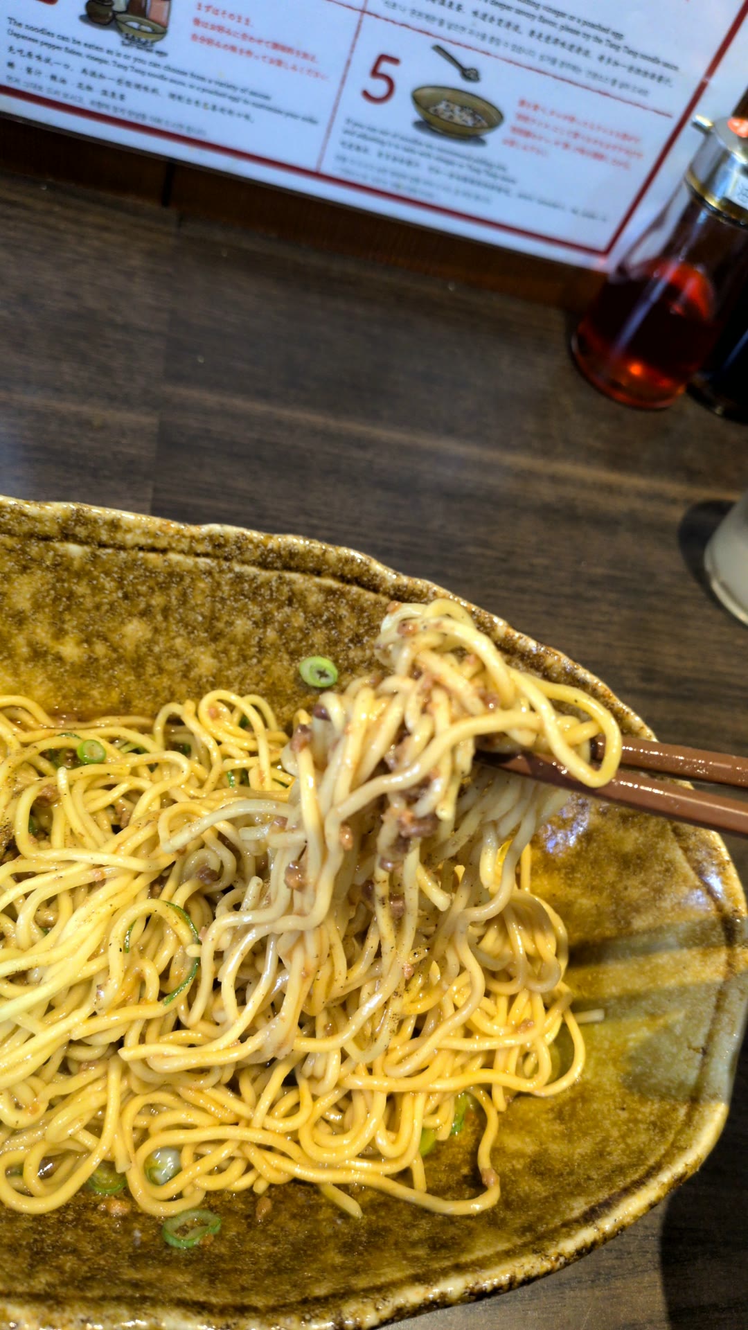 くにまつの汁なし担担麺の麺を箸で持ち上げたところ