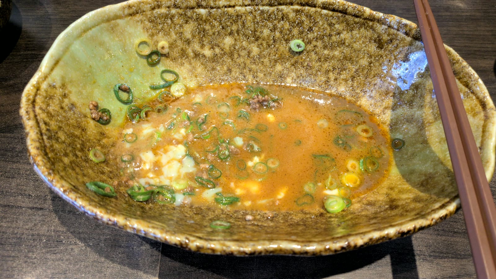 汁なし担担麺を食べ終わった器に残ったたれ