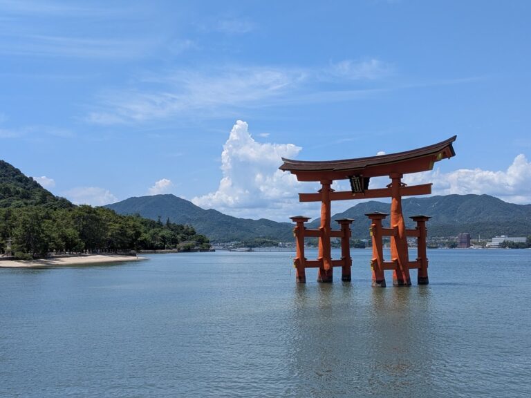 宮島の海に立つ厳島神社の大鳥居と青空