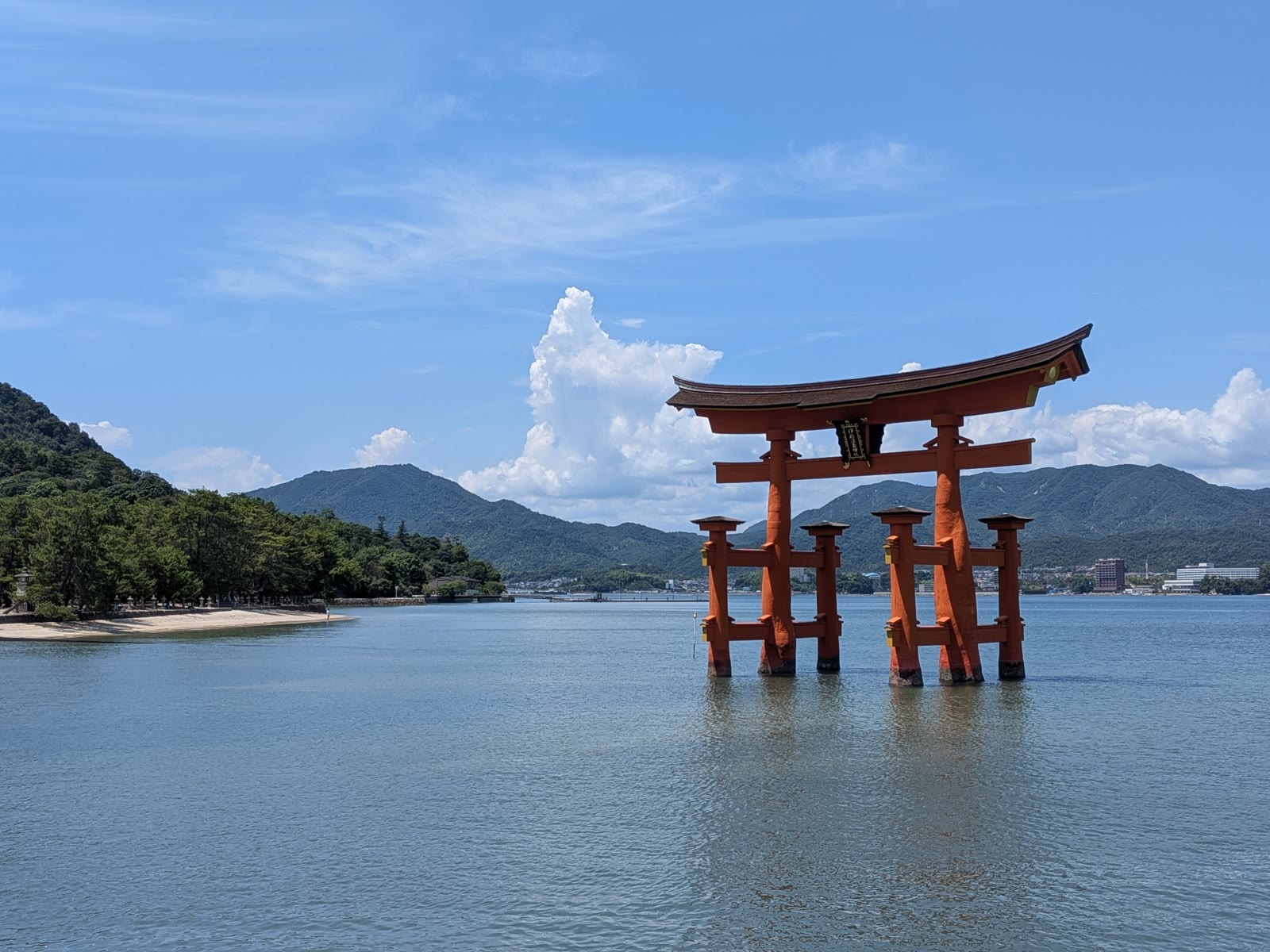 宮島の海に立つ厳島神社の大鳥居と青空