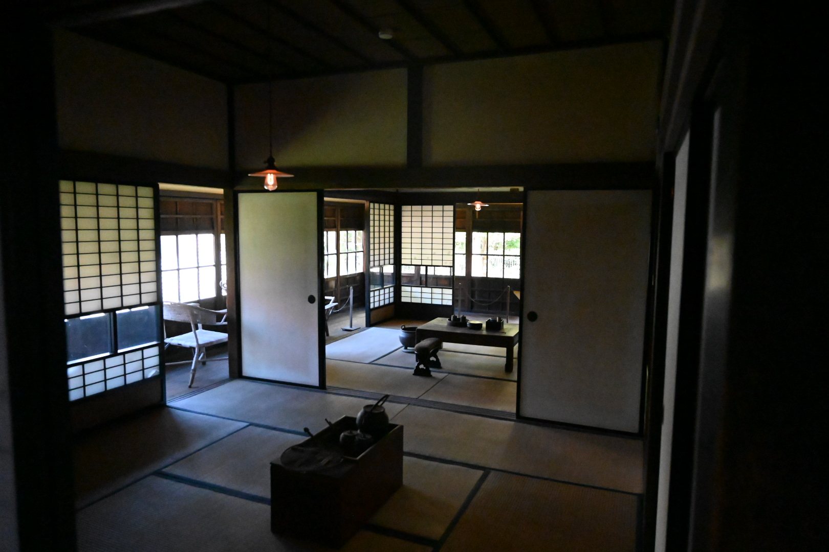 北海道開拓の村の建物の中の座敷。障子と縁側、火鉢と座卓