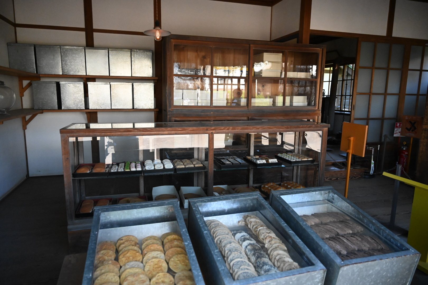 北海道開拓の村の菓子店の中。ガラスケースとブリキの箱に並ぶ菓子