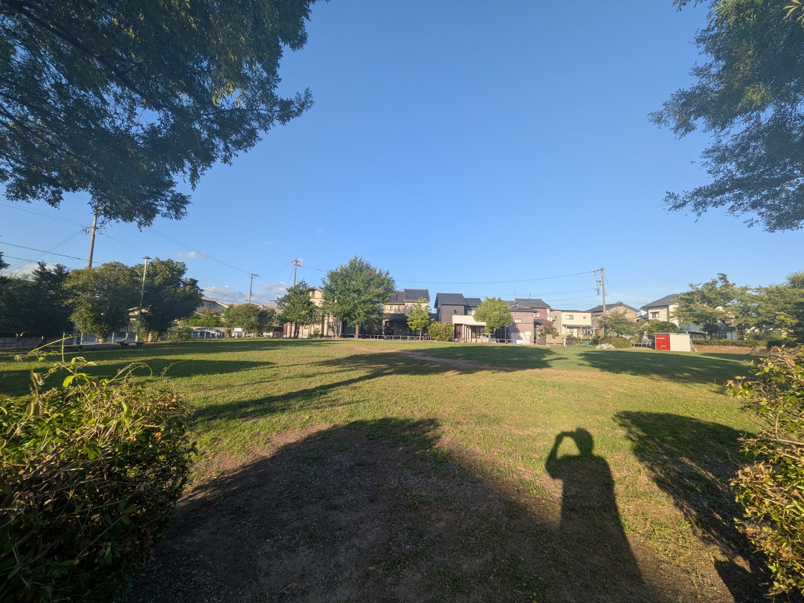 鉾田公園の芝生広場と周辺の住宅