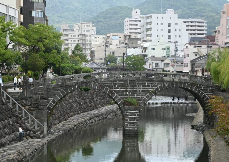 長崎・中島川にかかる眼鏡橋。石のアーチが川面に映ってめがねの形に見える