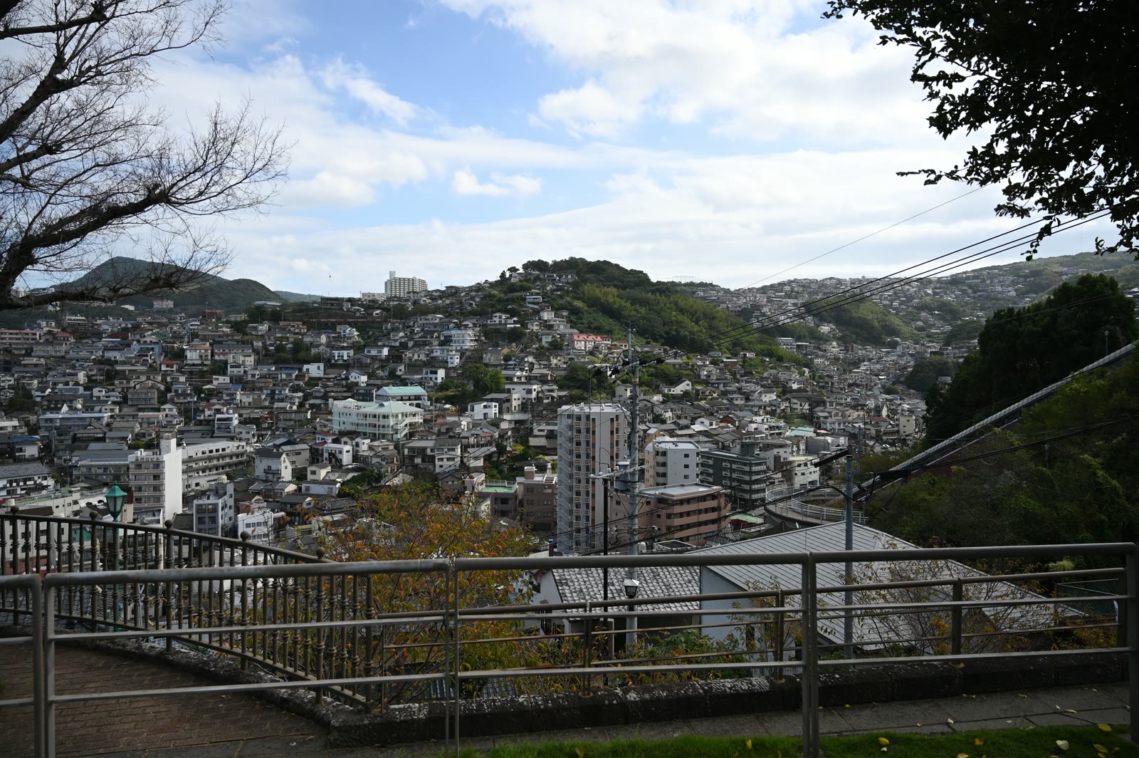 大浦展望公園から見た、斜面に家が広がる長崎の町