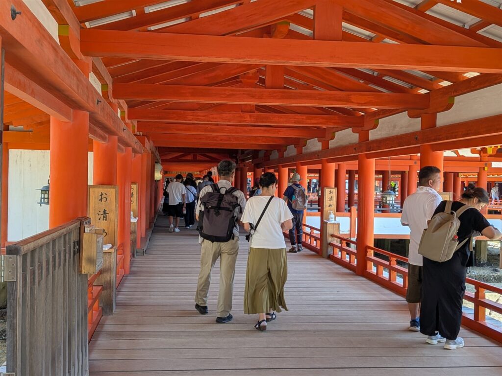 朱塗りの柱が続く厳島神社の廻廊