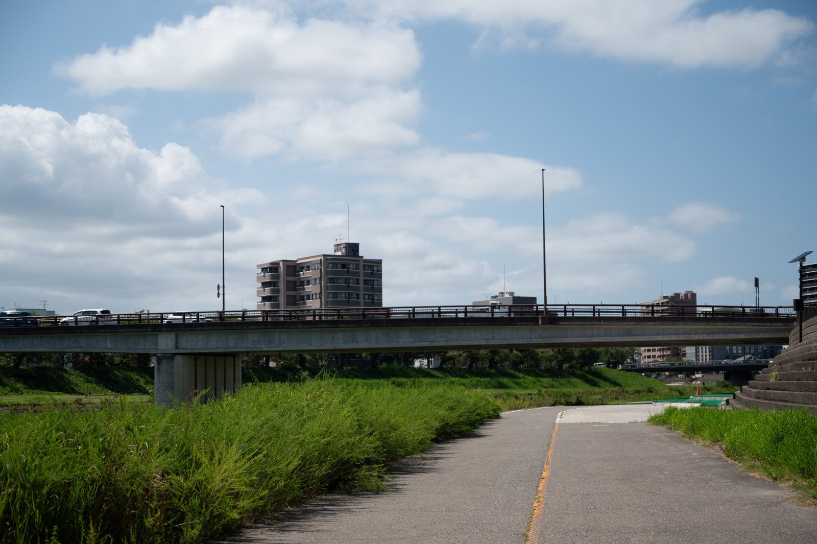 城東橋付近から望む足羽川と福井市街地