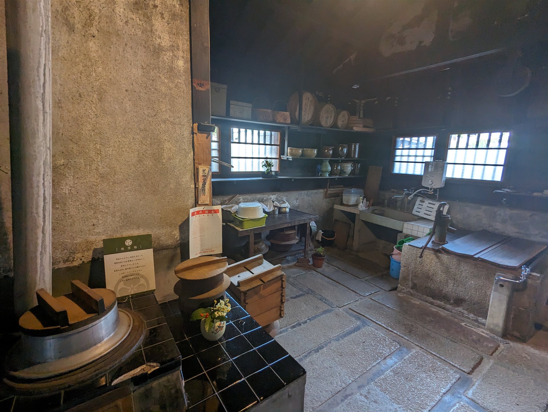 伊藤忠兵衛記念館の炊事場(かまどと井戸のポンプ)