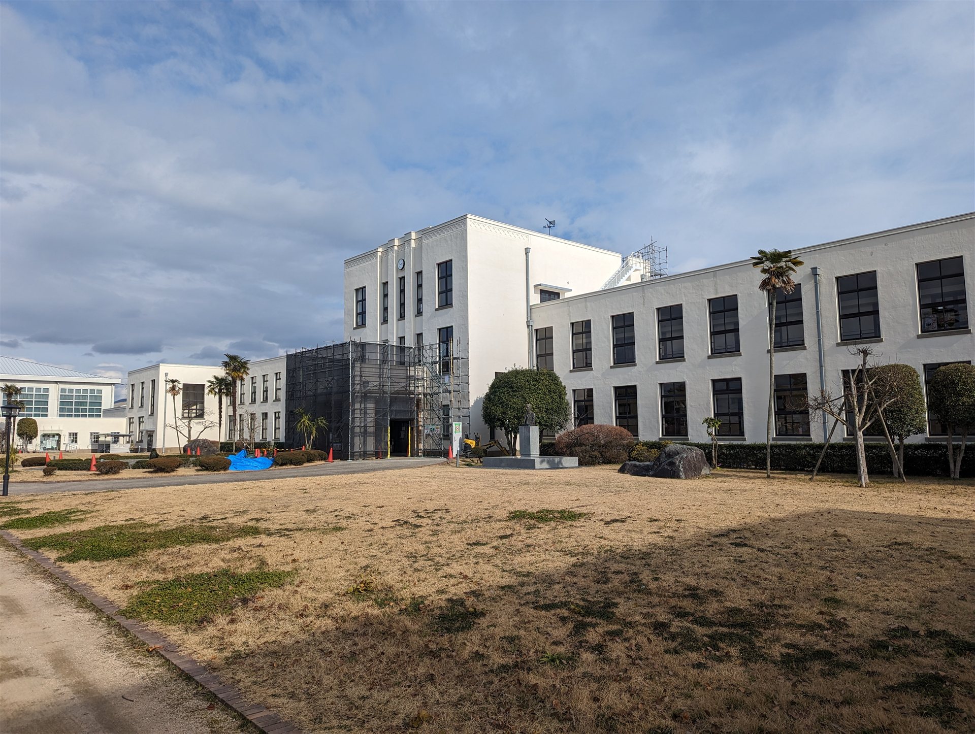 斜めから見た豊郷小学校旧校舎群の白い校舎