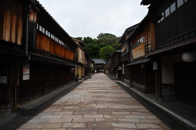 朝のひがし茶屋街の石畳の通りと、両側に並ぶ茶屋の建物
