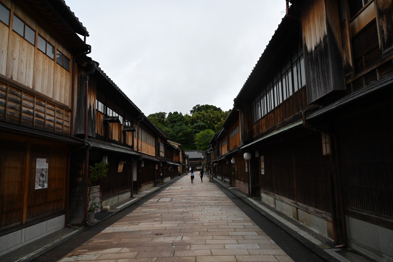人の少ない朝のひがし茶屋街の通り