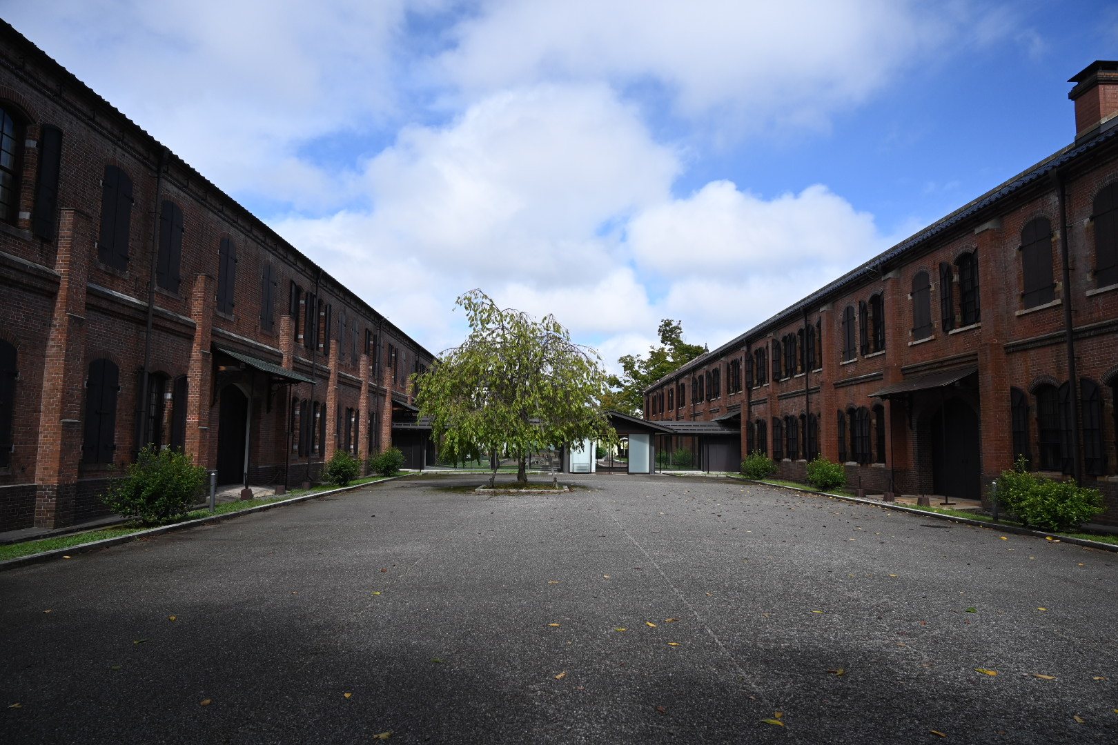 いしかわ赤レンガミュージアム(石川県立歴史博物館)の赤レンガの建物と広場