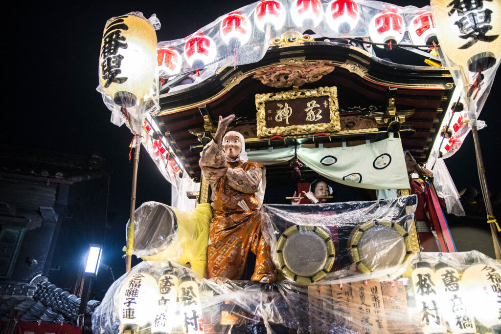 山車の上で太鼓の前に立ち、囃子に合わせて踊る舞い手