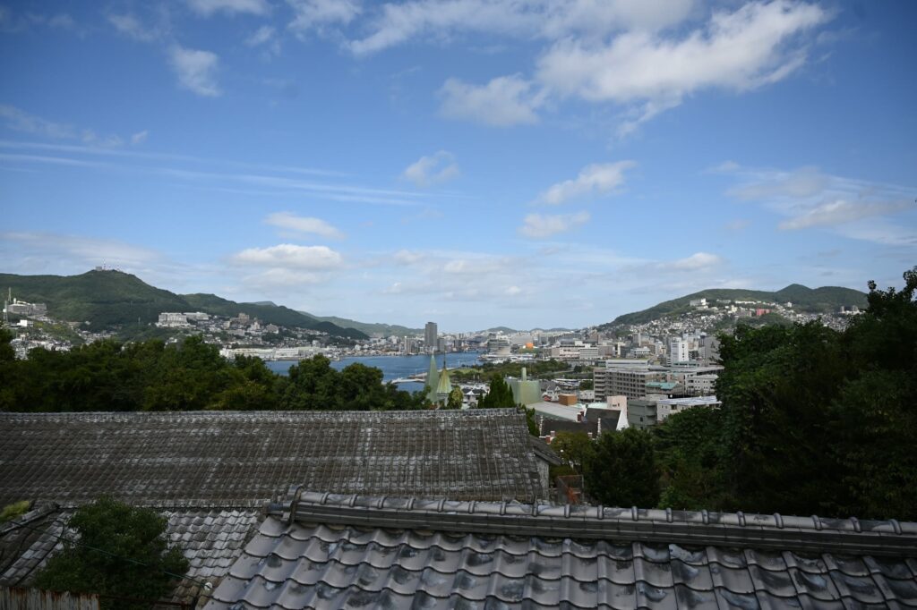 南山手の瓦屋根越しに見た長崎港と市街