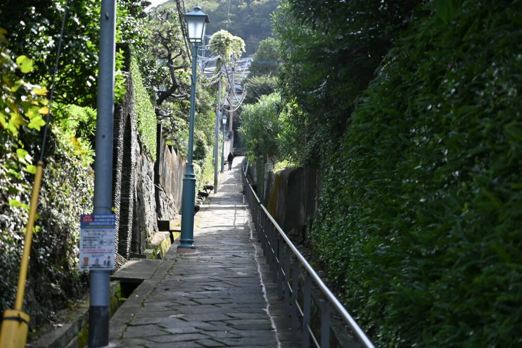 どんどん坂の石畳と、坂の脇の石の溝