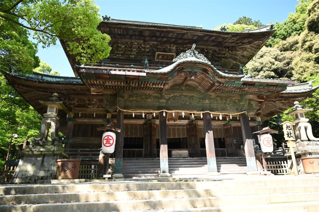 二層の屋根を持つ旭社