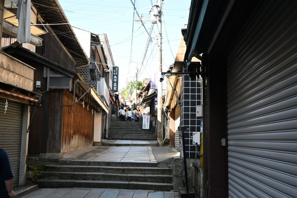 金刀比羅宮の表参道。土産物店の間を石段が続く