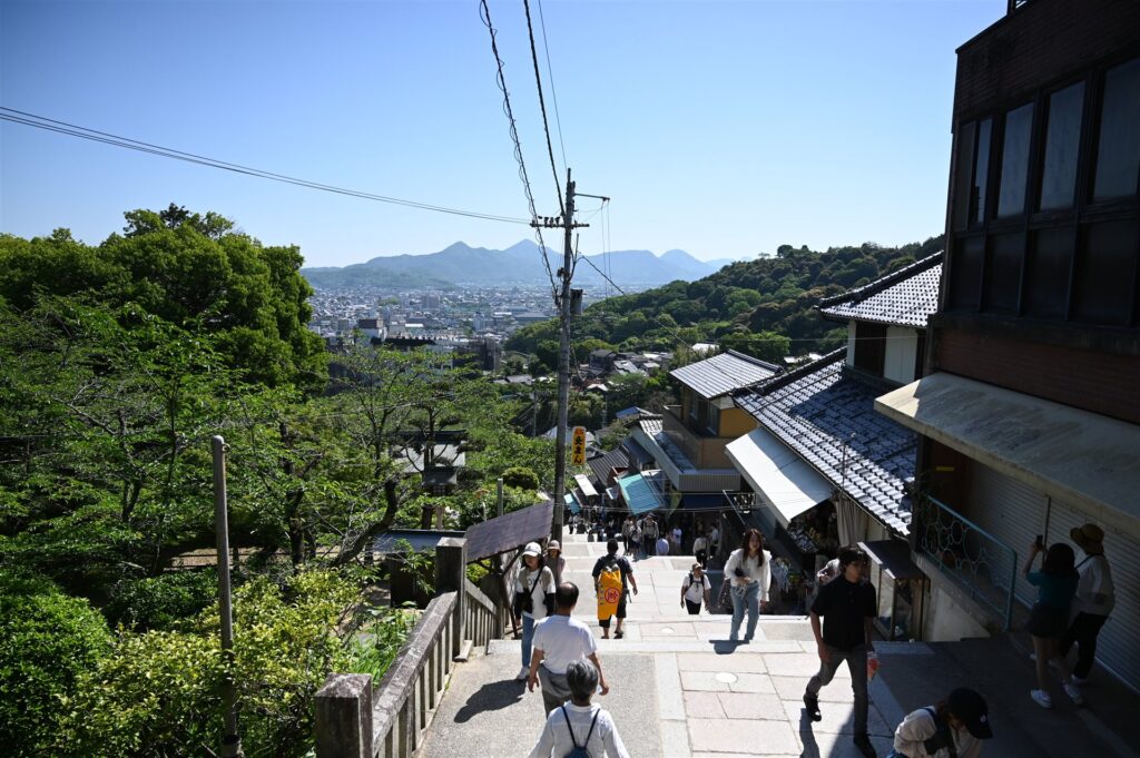 石段の上から見下ろした参道と琴平の町並み