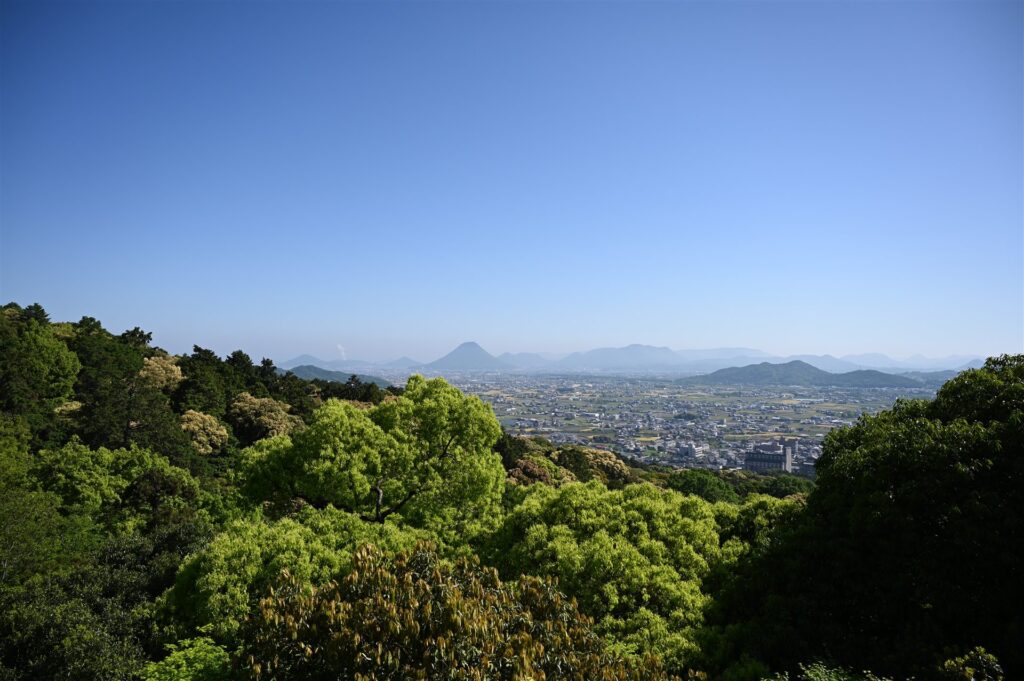 御本宮の横から見た讃岐平野と讃岐富士