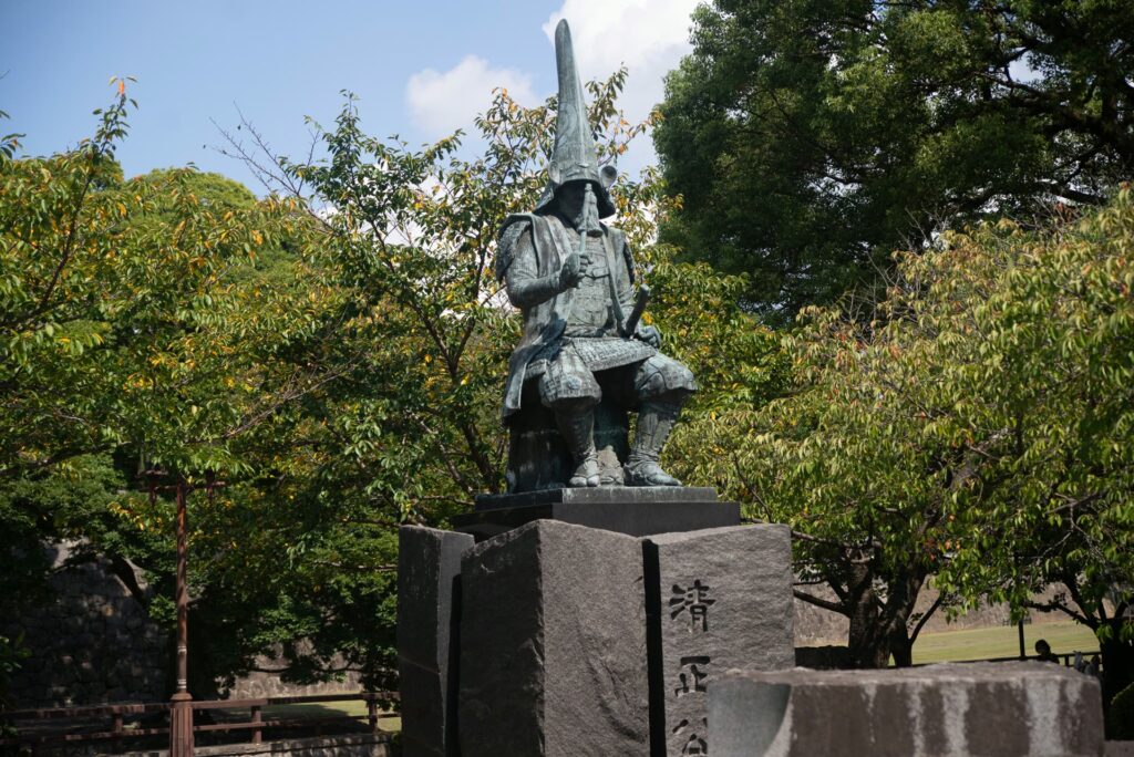 熊本城の近くにある加藤清正公の像