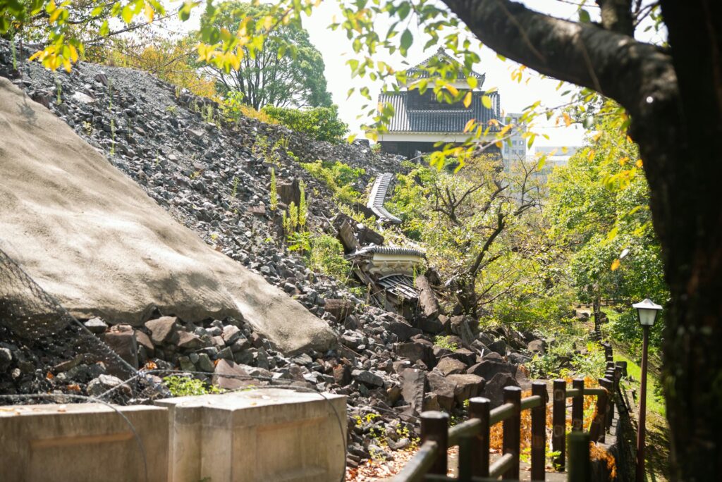 熊本地震で崩れたままの熊本城の石垣。倒れた塀の屋根瓦も見える