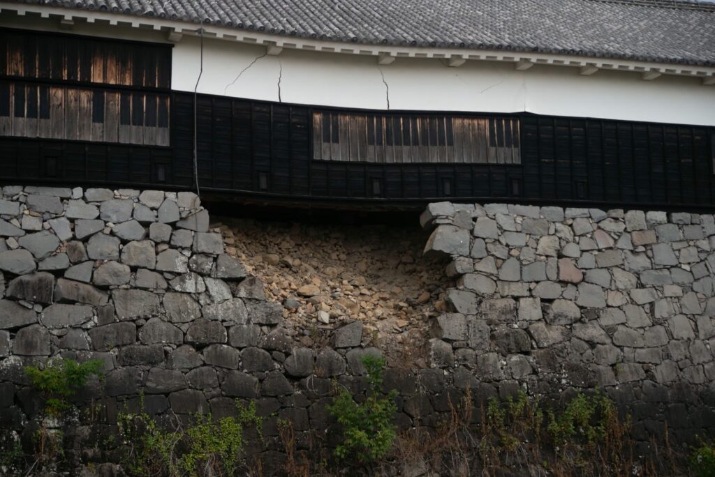 熊本城の櫓の下で崩れた石垣。石垣の内側に詰められた小さな石が見える